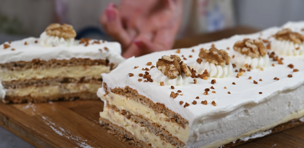 Dort z lískových oříšků s vanilkovým krémem a šlehačkovou přikrývkou - Sladká dobrůtka!