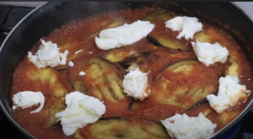 Smažené lilky v lahodné rajčatové omáčce se sýrem mozzarella - Snadná večeře na stole!