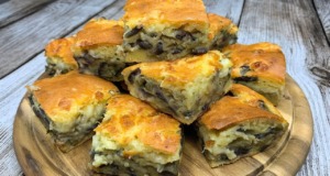 Lilkový slaný koláč se zakysanou smetanou a mozzarellou Lilkový slaný koláč se zakysanou smetanou a mozzarellou