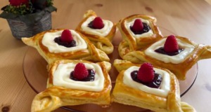 Půvabné hvězdice z listového těsta s citronovým kondenzovaným mlékem, džemem a ovocem Půvabné hvězdice z listového těsta s citronovým kondenzovaným mlékem, džemem a ovocem - Křupavá lahůdka pro všechny!