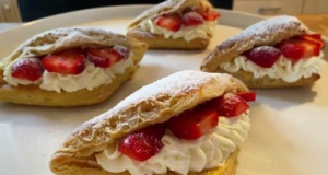 Křupavoučké taštičky z listového těsta s mascarpone krémem a jahodami Křupavoučké taštičky z listového těsta s mascarpone krémem a jahodami