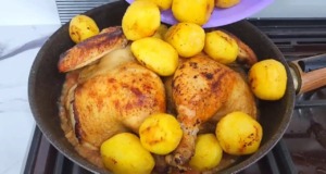Smažené kuře s cibulovo-rajčatovou směsí a s křupavými bramborami – Vydatný oběd pro Vás!