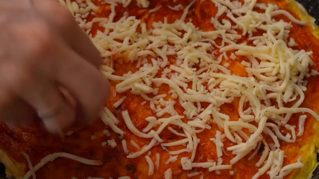 Netradiční pizza z tortillových nudlí s vaječnou směsí, rajčatovou omáčkou a sýrem - Křupavá slaná pochoutka k sledování TV!