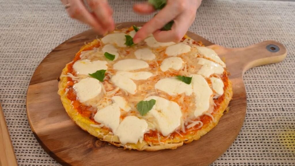 Netradiční pizza z tortillových nudlí s vaječnou směsí, rajčatovou omáčkou a sýrem - Křupavá slaná pochoutka k sledování TV!