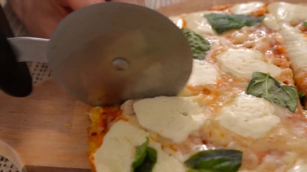 Netradiční pizza z tortillových nudlí s vaječnou směsí, rajčatovou omáčkou a sýrem - Křupavá slaná pochoutka k sledování TV!