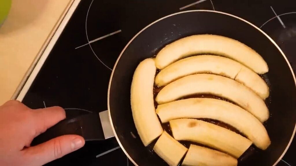 Smažený obrácený koláč s karamelizovanými banány z jemného kakaového těsta - Ideální k čaji