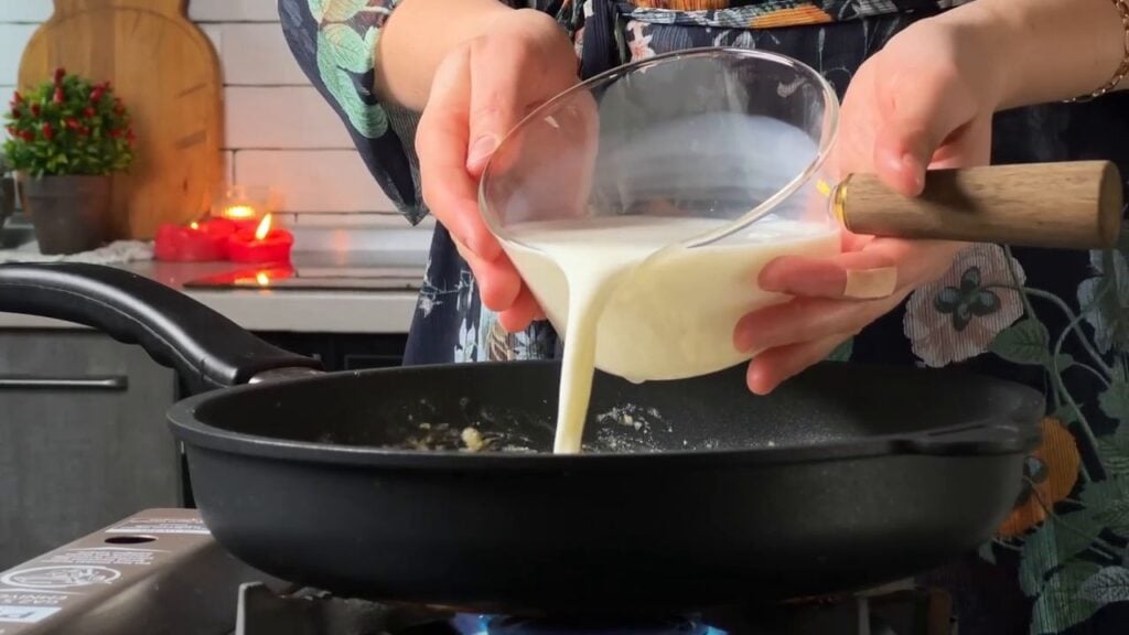 Zlaté zapečené růžičky květáku s bešamelovou omáčkou a sýrovo-česnekovou směsí podávané s jemným dresinkem - Lahodná večeře!