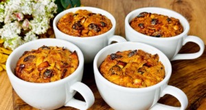 Sladké hrníčkové koláčky z ovesných vloček, rozinek, meruněk a jablek s medovým mascarpone Sladké hrníčkové koláčky z ovesných vloček, rozinek, meruněk a jablek s medovým mascarpone