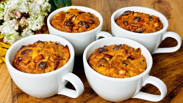 Sladké hrníčkové koláčky z ovesných vloček, rozinek, meruněk a jablek s medovým mascarpone Sladké hrníčkové koláčky z ovesných vloček, rozinek, meruněk a jablek s medovým mascarpone