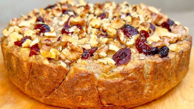 Fitness ovesný koláč s banány, jablkem, brusinkami a vlašskými ořechy - Ideální k horkému čaji! Fitness ovesný koláč s banány, jablkem, brusinkami a vlašskými ořechy - Ideální k horkému čaji!