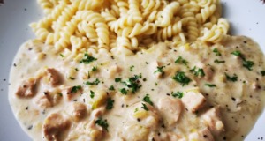 Těstoviny s krémovou omáčkou, kuřecími prsy a cuketou: Lahodný recept Těstoviny s krémovou omáčkou s kuřecími prsy a cuketou