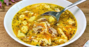 Voňavá zeleninová polévka s masem a noky podávaná s křupavým parmazánovým toastem Domácí voňavá zeleninová polévka s masem a noky podávaná s křupavým parmazánovým toastem - Jako od babičky!
