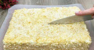 Vrstvená kokosová kostka s bílým jogurtem a mascarpone krémem Vrstvená kokosová kostka s bílým jogurtem a mascarpone krémem - Ideální ke kávičce!