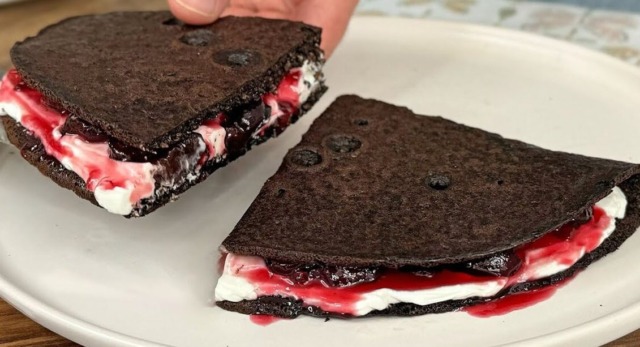 Báječná kakaová palačinka s vločkami, mascarpone krémem a třešňovým džemem Báječná kakaová palačinka s vločkami, mascarpone krémem a třešňovým džemem