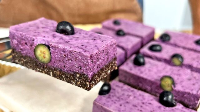 Veganský dort z datlí, mandlí a ovesných vloček s borůvkovým krémem a kešu oříšky - Srdce na talíři! Veganský dort z datlí, mandlí a ovesných vloček s borůvkovým krémem a kešu oříšky - Srdce na talíři!