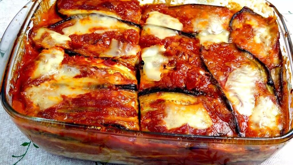 Zapečené vrstvené lilky v rajčatové omáčce s parmazánem a plátkovým sýrem - Jiná verze lasagní!