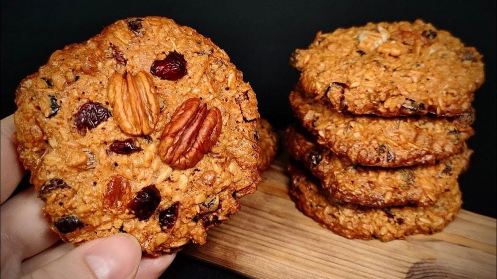 Zdravé cookies sušenky z ovesných vloček, javorového sirupu, ořechů, brusinek a rozinek - Ideální k horkému kakau!