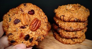 Zdravé cookies z ovesných vloček s javorovým sirupem, ořechy, brusinkami a rozinkami Zdravé cookies sušenky z ovesných vloček, javorového sirupu, ořechů, brusinek a rozinek - Ideální k horkému kakau!