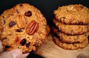 Zdravé cookies sušenky z ovesných vloček, javorového sirupu, ořechů, brusinek a rozinek - Ideální k horkému kakau!