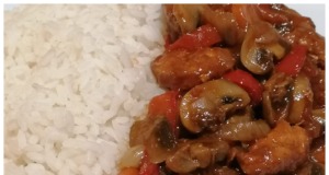 Pokud hledáte rychlý a chutný recept, máme pro vás pikantní kuřecí směs s rýží