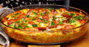 Zapečená bramborová pochoutka se zeleninou, zakysanou smetanou, klobáskou a sýrem Zapečená bramborová pochoutka se zeleninou, zakysanou smetanou, klobáskou a sýrem