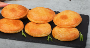 Mozzarella s rajčetem zabalená v listovém těstíčku – Tip na skvělé občerstvení!