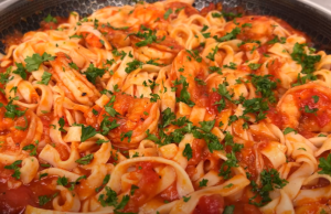 Připravte si tento vynikající obídek – Smažené krevety s těstovinami a rajčaty!