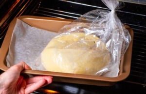 Jednoduchý recept na ten nejkřupavější chléb – Zapomeňte na kupované pečivo!