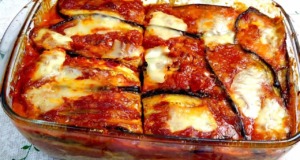 Zapečené lilky v rajčatové omáčce s parmazánem a plátkovým sýrem – Jiná verze lasagní! Zapečené vrstvené lilky v rajčatové omáčce s parmazánem a plátkovým sýrem - Jiná verze lasagní!