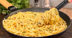 Lahodné francouzské špagety s česnekovo-parmazánovou omáčkou a pikantním nádechem chilli Lahodné francouzské špagety s česnekovo-parmazánovou omáčkou a pikantním nádechem chilli