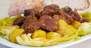 Lahodný hovězí guláš s rustikálním chlebem a bílým zelím na červeném víně Lahodný hovězí guláš s rustikálním chlebem a bílým zelím na červeném víně