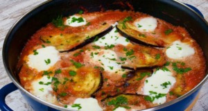 Smažené lilky v lahodné rajčatové omáčce se sýrem mozzarella Smažené lilky v lahodné rajčatové omáčce se sýrem mozzarella - Snadná večeře na stole!