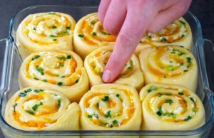 Oblíbená klasika tentokrát z kynutého těsta – Recept na skvělé slané šneky!