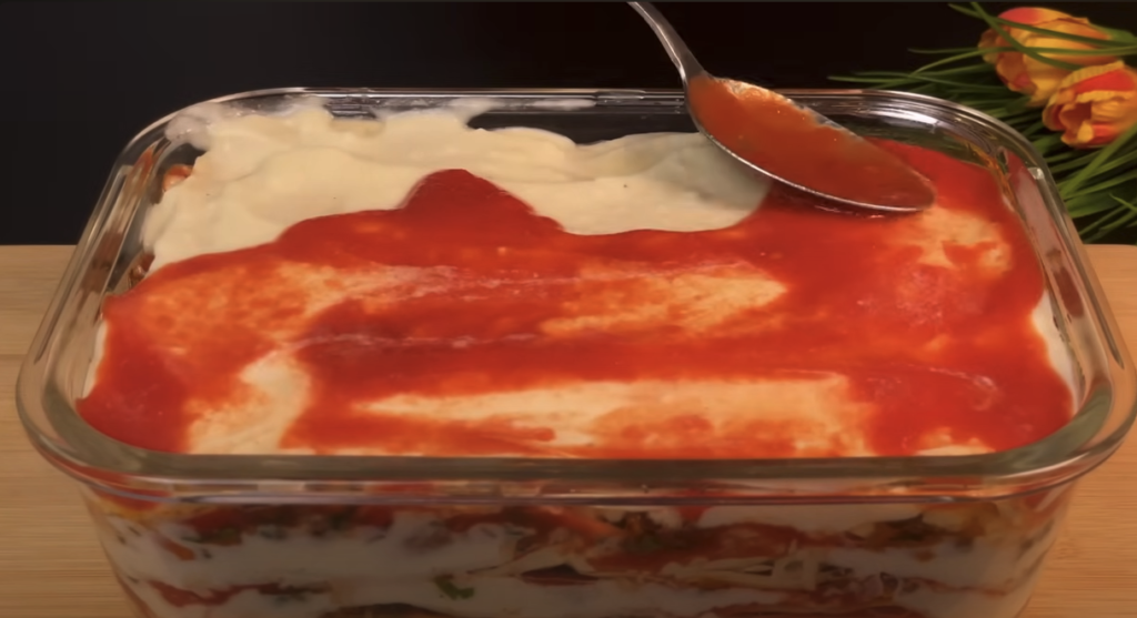 Masové lasagne se zeleninou v rajčatové omáčce s bešamelem a strouhaným sýrem