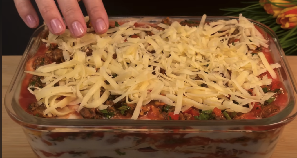 Masové lasagne se zeleninou v rajčatové omáčce s bešamelem a strouhaným sýrem