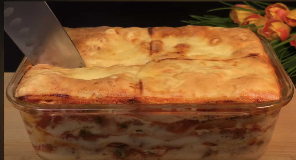 Masové lasagne se zeleninou v rajčatové omáčce s bešamelem a strouhaným sýrem