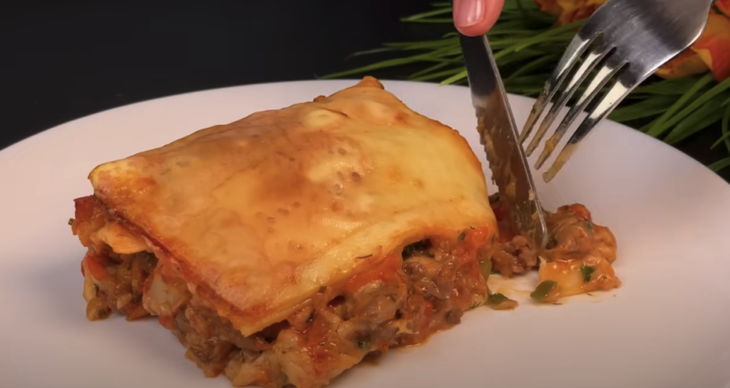 Masové lasagne se zeleninou v rajčatové omáčce s bešamelem a strouhaným sýrem