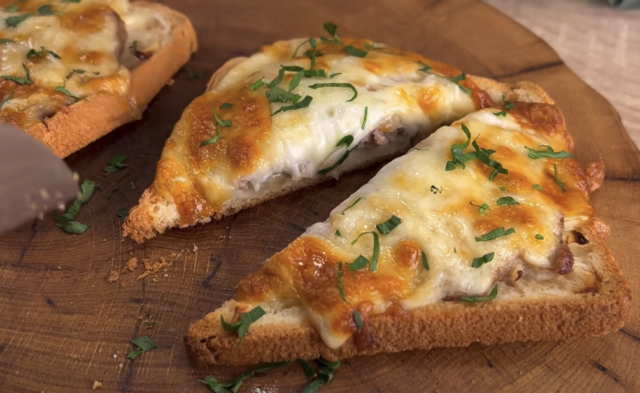 Zapečené křupavé tousty s mletým masem a strouhaným sýrem - Skvělá snídaně!