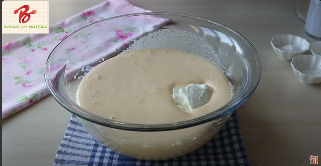 Jednoduchý koláč z jemného jogurtového těsta s praženým sezamem 