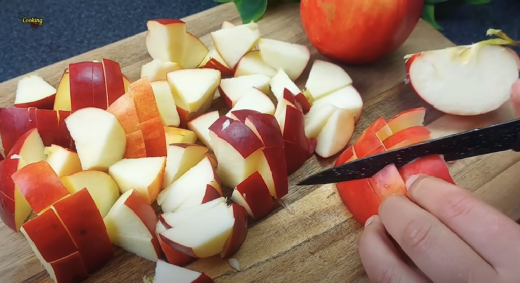 Jemný jablečný koláč s jemnou příchutí citronu, vanilky a skořice - Rozplývá se v ústech!