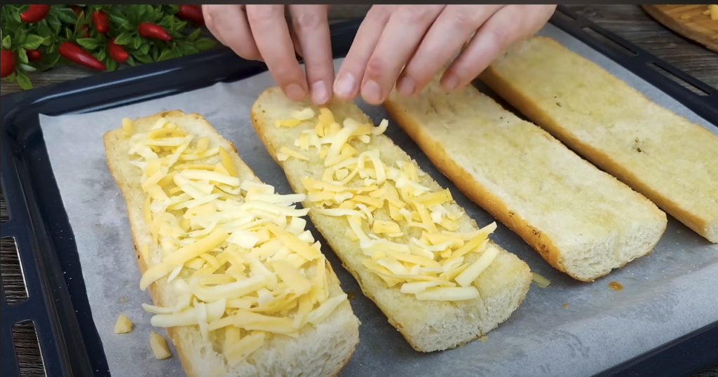 Zapečené křupavé bagety se sýrem, rajčaty a žampionovou směsí - Lepší než pizza!