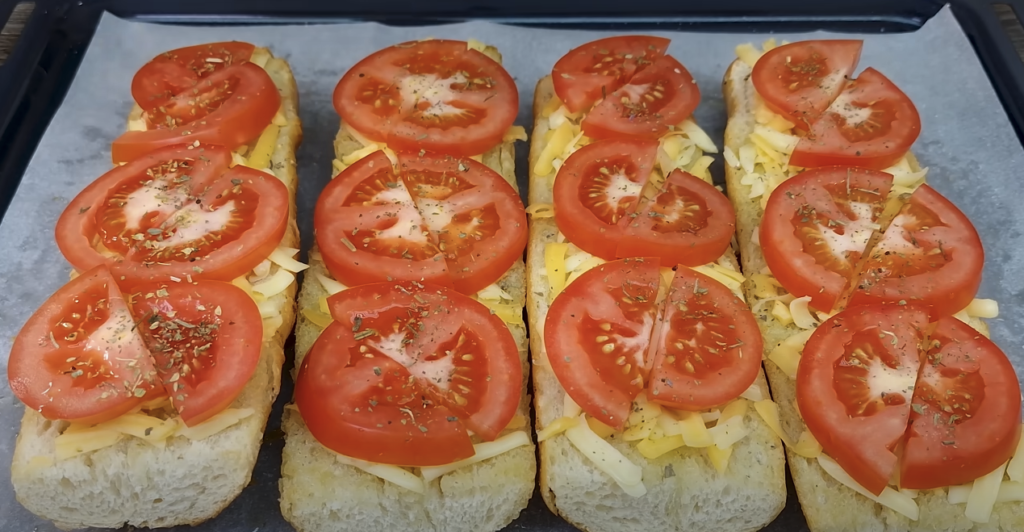 Zapečené křupavé bagety se sýrem, rajčaty a žampionovou směsí - Lepší než pizza!