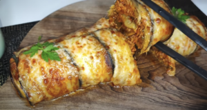 Zapečená lilková roláda s mozzarellou, plněná mletým hovězím masem v rajčatové omáčce se sýrem Zapečená lilková roláda s mozzarellou, plněná mletým hovězím masem v rajčatové omáčce se sýrem