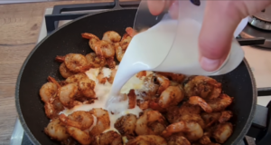 Křupavé krevety na másle s mlékem: Lahodný recept pro milovníky mořských plodů Křupavé krevety na másle s mlékem: Lahodný recept pro milovníky mořských plodů