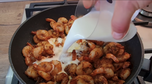Křupavé krevety na másle s mlékem: Lahodný recept pro milovníky mořských plodů
