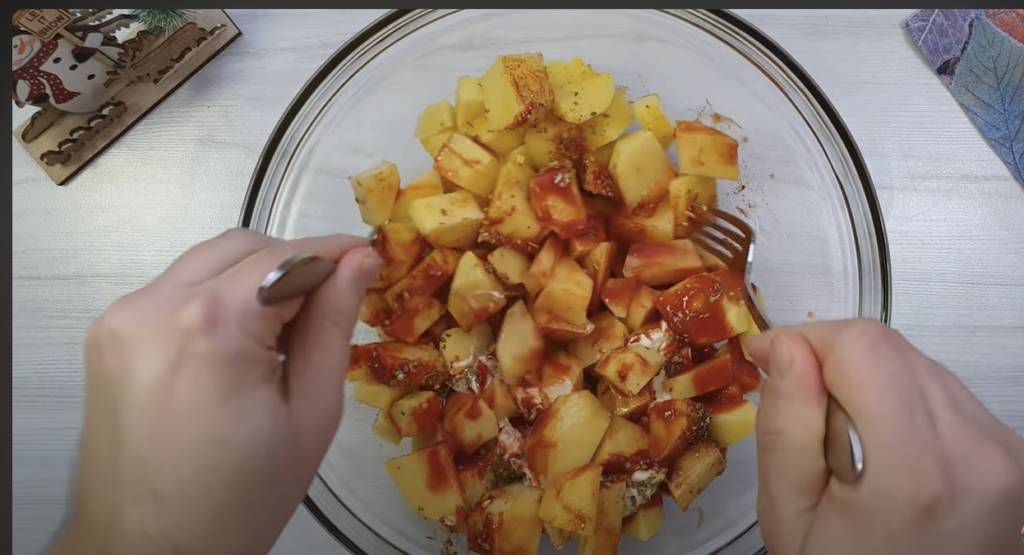 Nestíháte uvařit oběd? Vyzkoušejte tento rychlý recept na zapečené kuřecí kousky s bramborem a sýrem