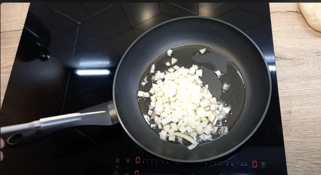 Zbylo Vám staré pečivo? Vyzkoušejte tento recept na tyto obložené housky