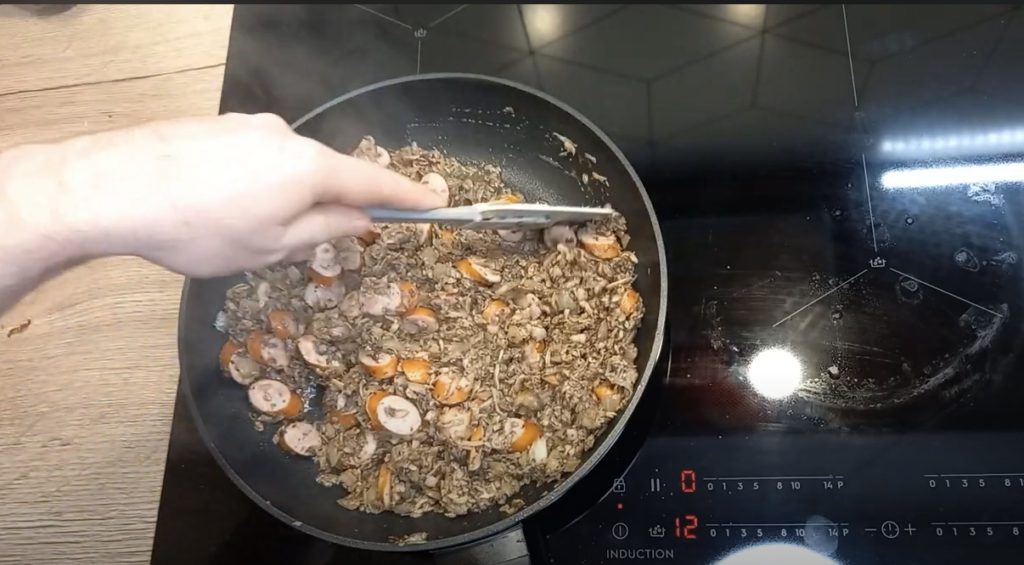 Zbylo Vám staré pečivo? Vyzkoušejte tento recept na tyto obložené housky