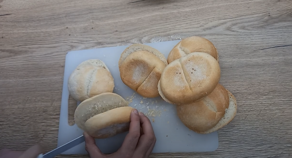 Zbylo Vám staré pečivo? Vyzkoušejte tento recept na tyto obložené housky