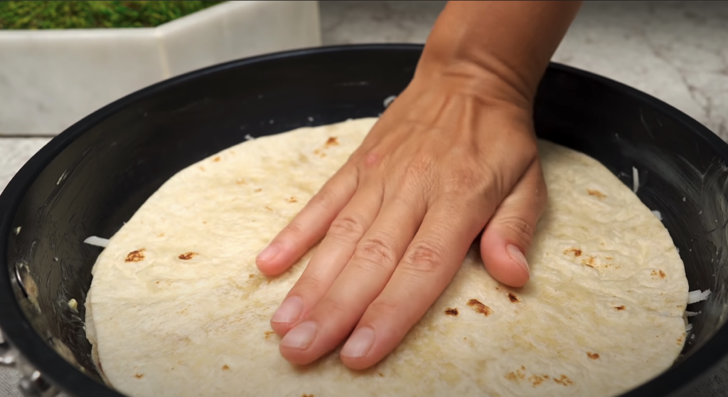 Tortillová pizza s mletým hovězím masem, rajčaty, vejcem a sýrem - Krok za krokem